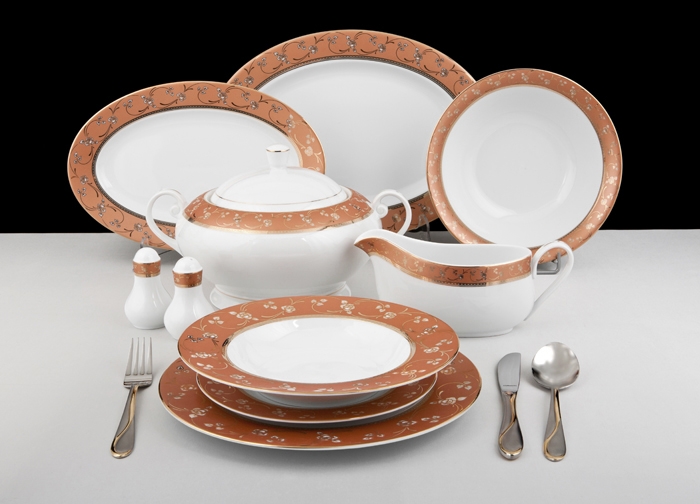 Служба Миранды состоит из: 12 мелких тарелок, 12 тарелок для десерта и 12 глубоких тарелок, ваз, мисок для соуса, солонок, салатниц, горшочков для перца и двух блюд (маленького и большого)